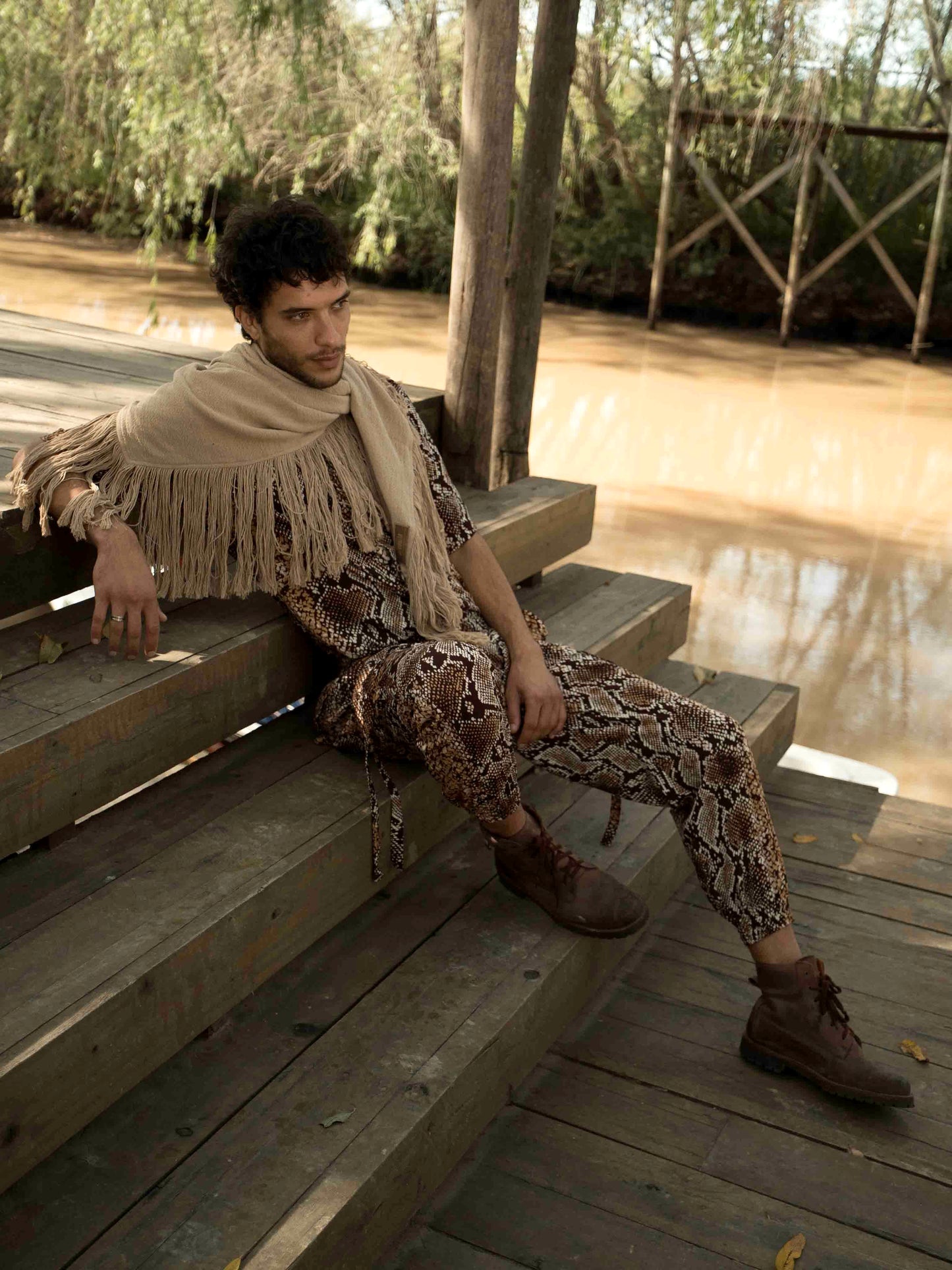 Pantalón calo print con arnes